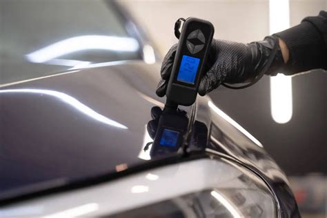 Teminis paveikslėlis, vaizduojantis seną, prižiūrimą automobilį