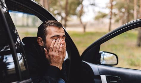 Tematinė nuotrauka: žmogus rodo į automobilio dalis