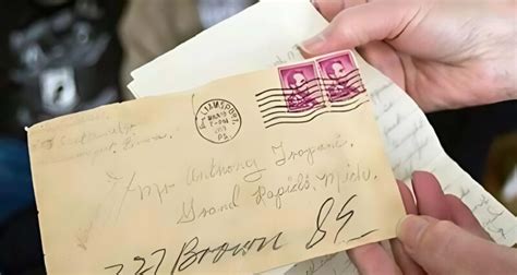 Moters ranka rašo laišką su angliškais pasisveikinimais