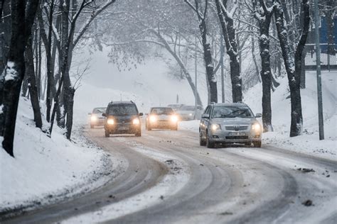 automobilis slidžiame kelyje žiemą