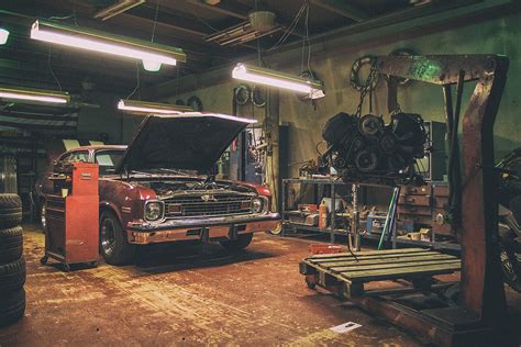 mechanikas, tikrinantis automobilį moderniame autoservise