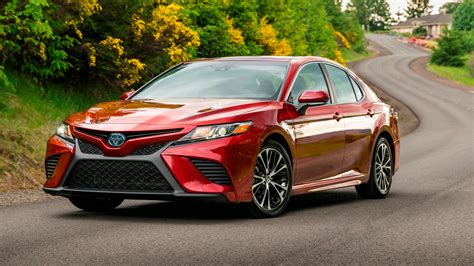 Toyota Camry hibrido interjeras