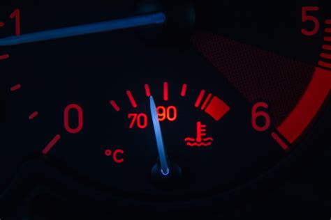 Variklio temperatūros matuoklis automobilio prietaisų skydelyje