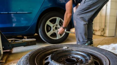 Thematiškai nuotrauka apie ratų veržles ir automobilių dalis
