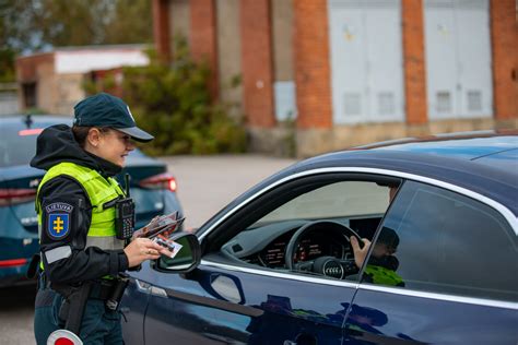 Tematinė iliustracija su pavojingais vairavimo manevrais kelyje