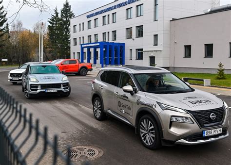 Tematinė nuotrauka, vaizduojanti didelį SUV automobilį bekelėje