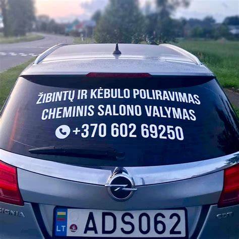 sparnuota rodyklė su trimis plunksnomis ant automobilio gaubto