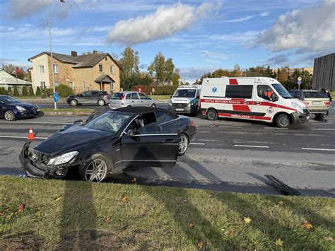 Vaizdo įrašo peržiūros kadras: gelbėjimo tarnybų darbas avarijos vietoje, suniokoti automobiliai