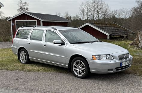 Teminė nuotrauka: Volvo V70 su įjungtais priekiniais žibintais