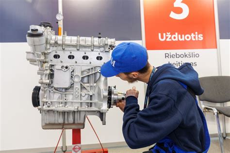 automechanikas dirbtuvėse