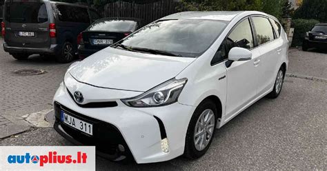 Toyota Prius Plus vienatūris, parkuojamas mieste