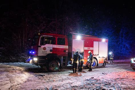 Avarija mieste, apgadinti automobiliai ir apšvietimo stulpas