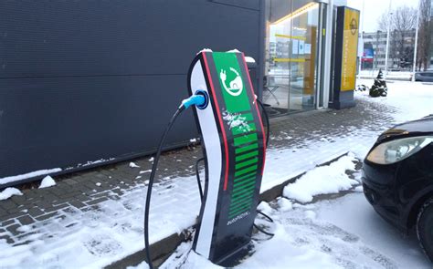 Apgadinta elektromobilių krovimo stotelė po smūgio