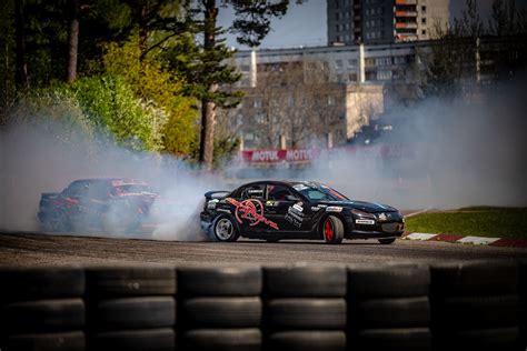 Tematinė nuotrauka su Nissan drifto automobiliu