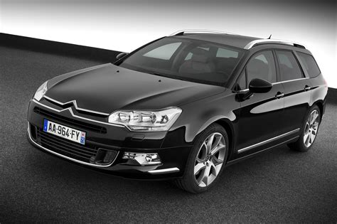 Citroen C5 II interjeras, pabrėžiantis mygtukų gausą ir futuristinį vairaratį