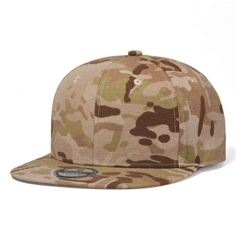 Įvairių kepurių tipų koliažas: beisbolo, snapback, trucker, military