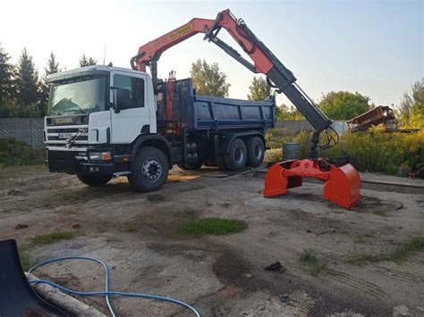 Elektrinių keltuvų, dirbančių su įvairiais kroviniais ir sunkvežimiais, nuotraukos