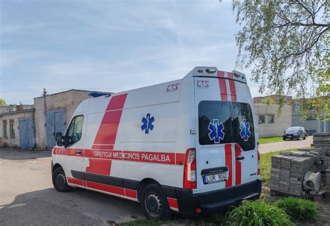 Teminė nuotrauka su avarijos vieta ir greitosios pagalbos automobiliu