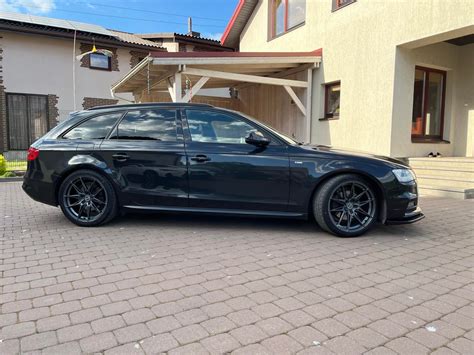 Audi A4 su skirtingo dydžio ratlankiais