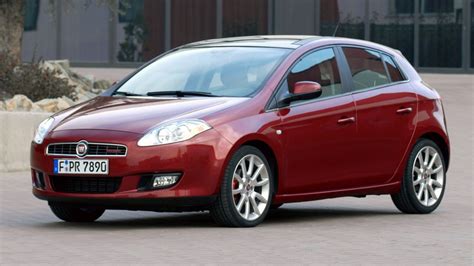 Fiat Bravo važiuojantis kelyje