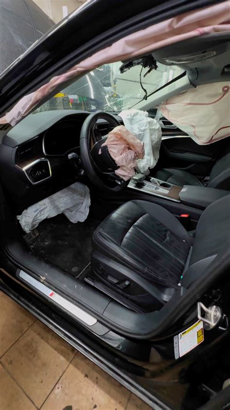 automobilio salono nuotrauka, oro pagalvės
