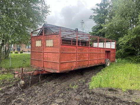Tematinė nuotrauka su gyvulių pervežimo priekaba ūkyje