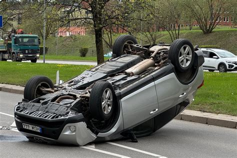 Apvirtęs automobilis po avarijos