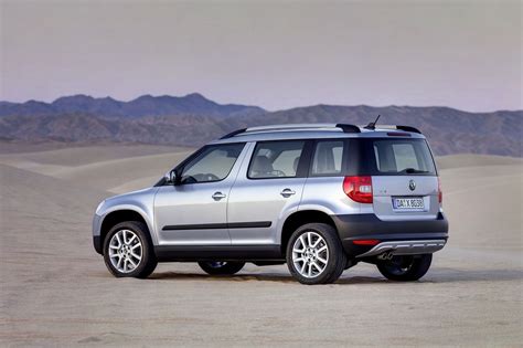 Škoda Yeti (2009-2017) išorinis vaizdas, pabrėžiantis unikalų SUV dizainą su masyviais stogo bėgiais.