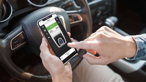 Tematinė nuotrauka: žmogus, besinaudojantis išmaniuoju telefonu prie automobilio