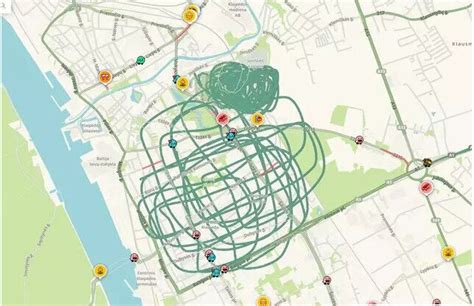 Waze aplikacijos ekrano nuotrauka, rodanti kamščius, eismo įvykius ir alternatyvius maršrutus