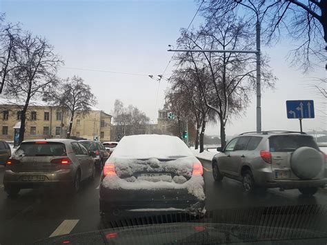 automobilis žiemą, padengtas sniegu