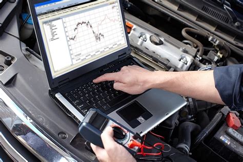 Nuotrauka, vaizduojanti Subaru automobilio diagnostiką su specializuota įranga