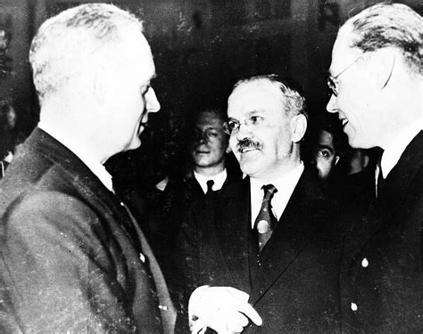 Istorinė nuotrauka: Molotovo-Ribentropo pakto pasirašymas