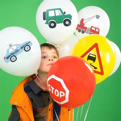 Teminė nuotrauka su automobiliais ir draudimo simboliais