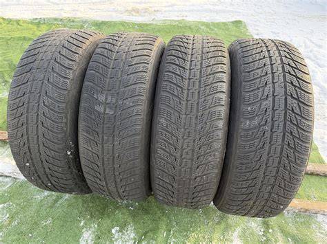 Tematinė nuotrauka: įvairių tipų padangos, sudėtos ekspozicijoje