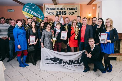 Teminė nuotrauka su draudimo ekspertais ir dokumentais