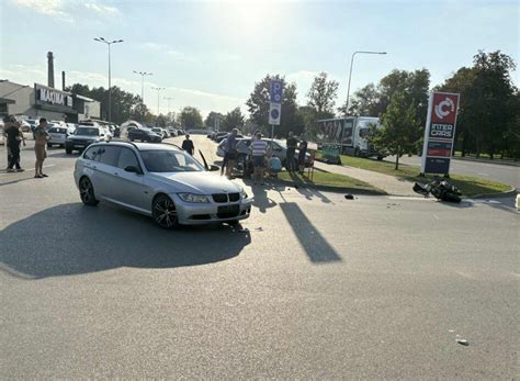 Jaunuolis su šalmu ant motorolerio