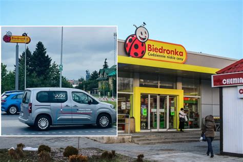 Teminė nuotrauka, vaizduojanti automobilį, manevruojantį atbulomis perpildytoje stovėjimo aikštelėje