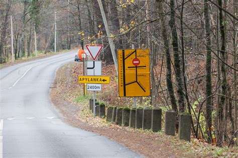 Tematinė nuotrauka: senas ir naujas kelio ženklas, greta