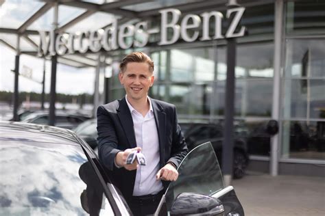 Sėkmingas automobilių detalių pardavėjas bendrauja su kolega