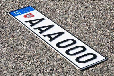 Nuotrauka su įvairiais individualiais automobilio numerio ženklais