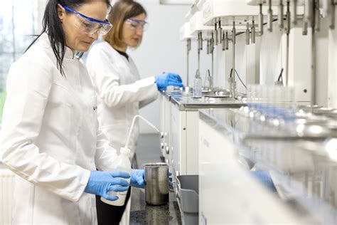 Laboratorijos su modernia įranga vaizdas