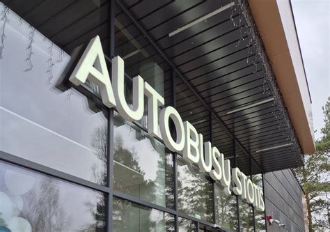 Lazdijų autobusų stoties pastato fasadas su keleivių laukimo zona