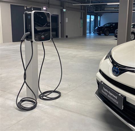 Teminė nuotrauka, atspindinti elektromobilių įkrovimo bendruomeninį naudojimą