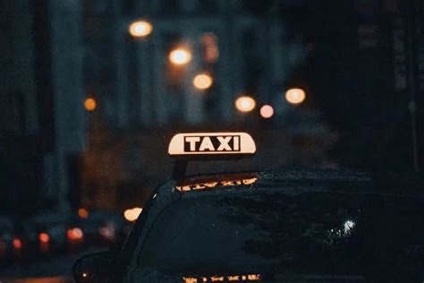 Teminė nuotrauka: Naktinis miestas, taxi automobilis