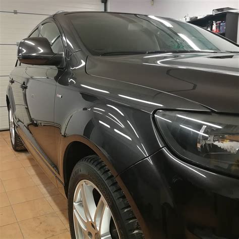 Tematinė nuotrauka: automobilis po poliravimo procedūros, atspindintis šviesą