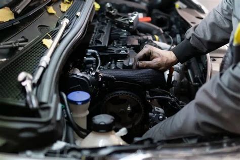 mechanikas tikrina automobilio variklį