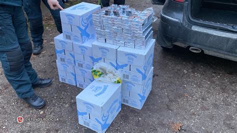Pavaizduota automobilio avarija su išmėtytomis alkoholio pakuotėmis (teminis foto)