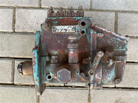 Teminė nuotrauka: Mechanikas keičia kuro siurblį