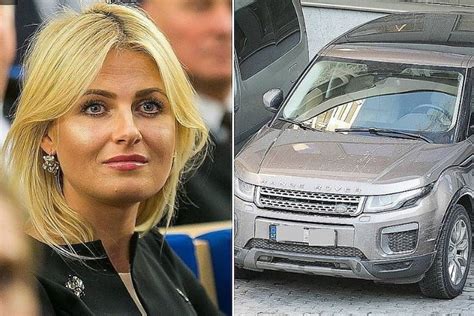 Teminė nuotrauka: Greta Kildišienė prie automobilio Range Rover